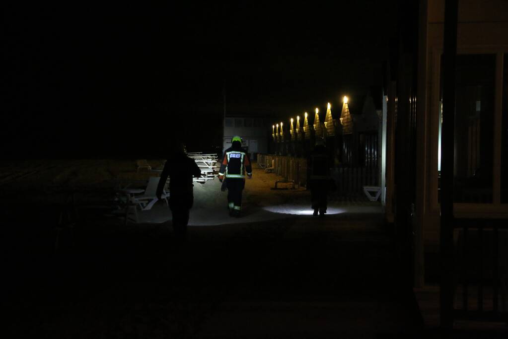 Brandweer dooft kampvuur op strand