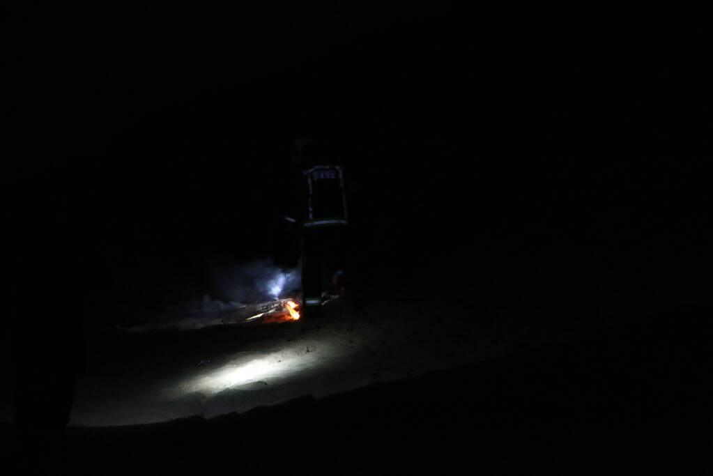 Brandweer dooft kampvuur op strand