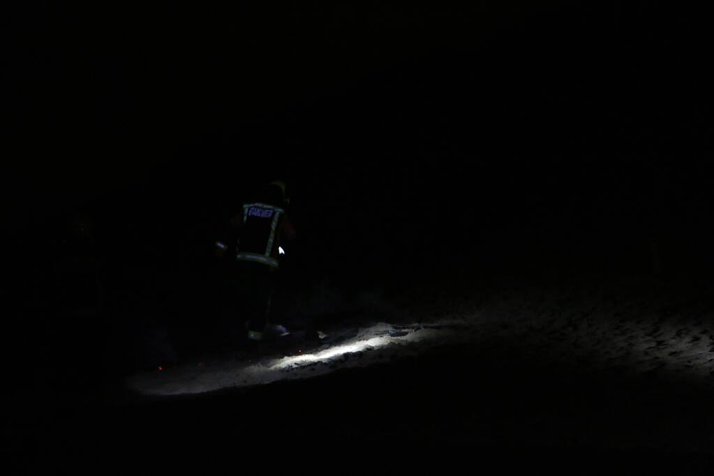 Brandweer dooft kampvuur op strand