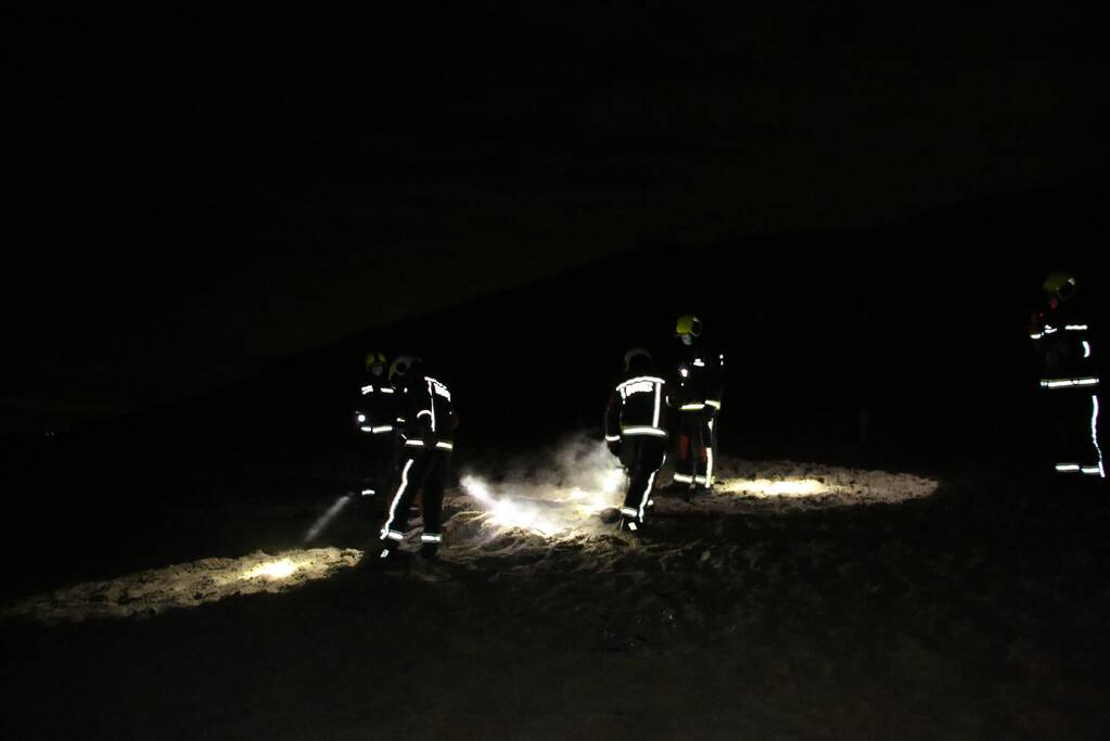 Brandweer dooft kampvuur op strand