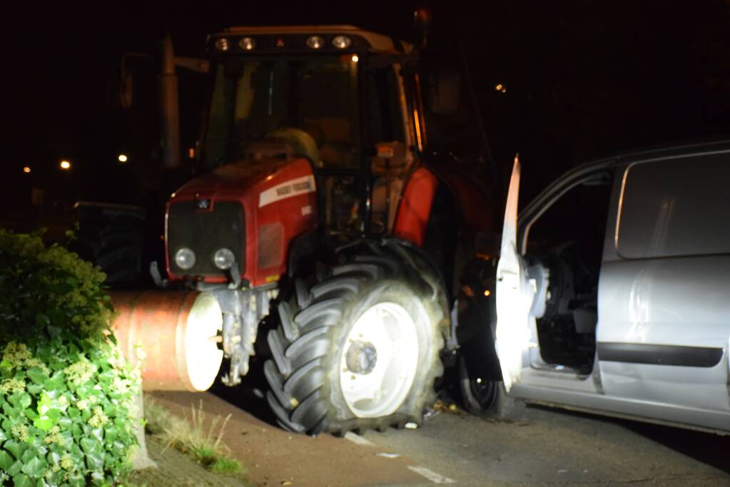 Bestelbus in aanrijding met tractor