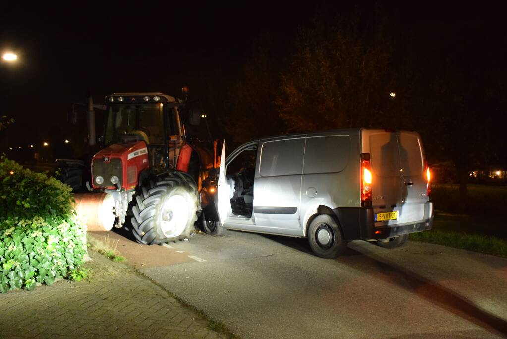 Bestelbus in aanrijding met tractor