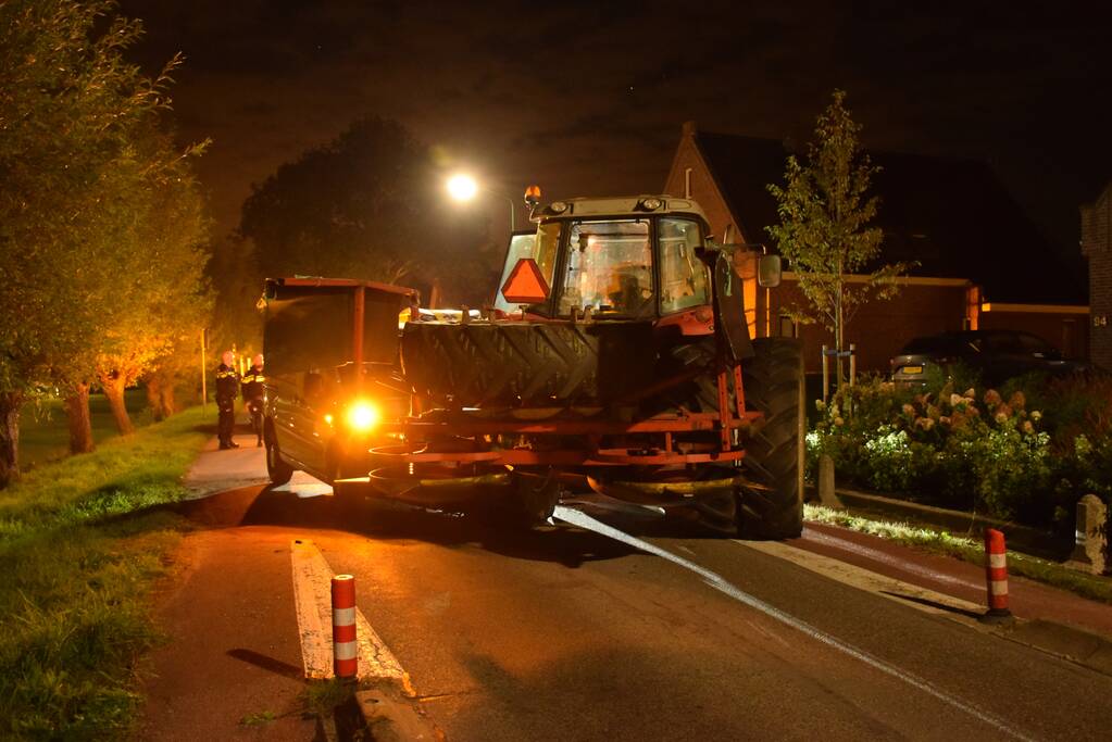 Bestelbus in aanrijding met tractor
