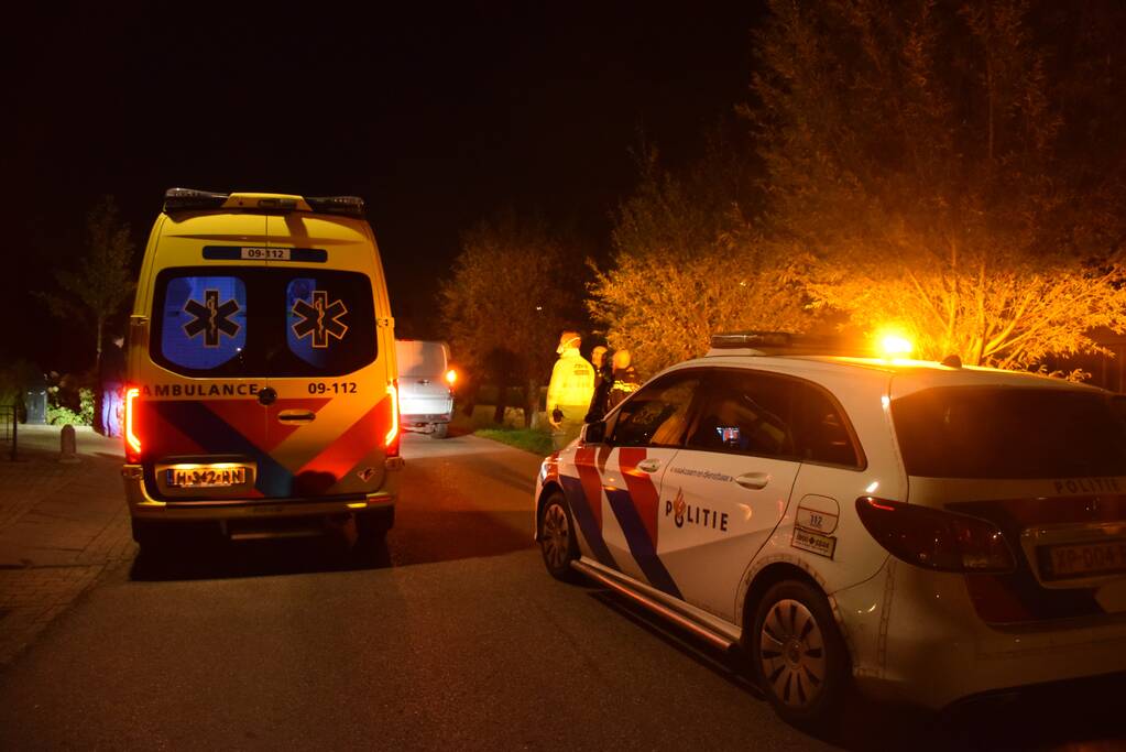 Bestelbus in aanrijding met tractor