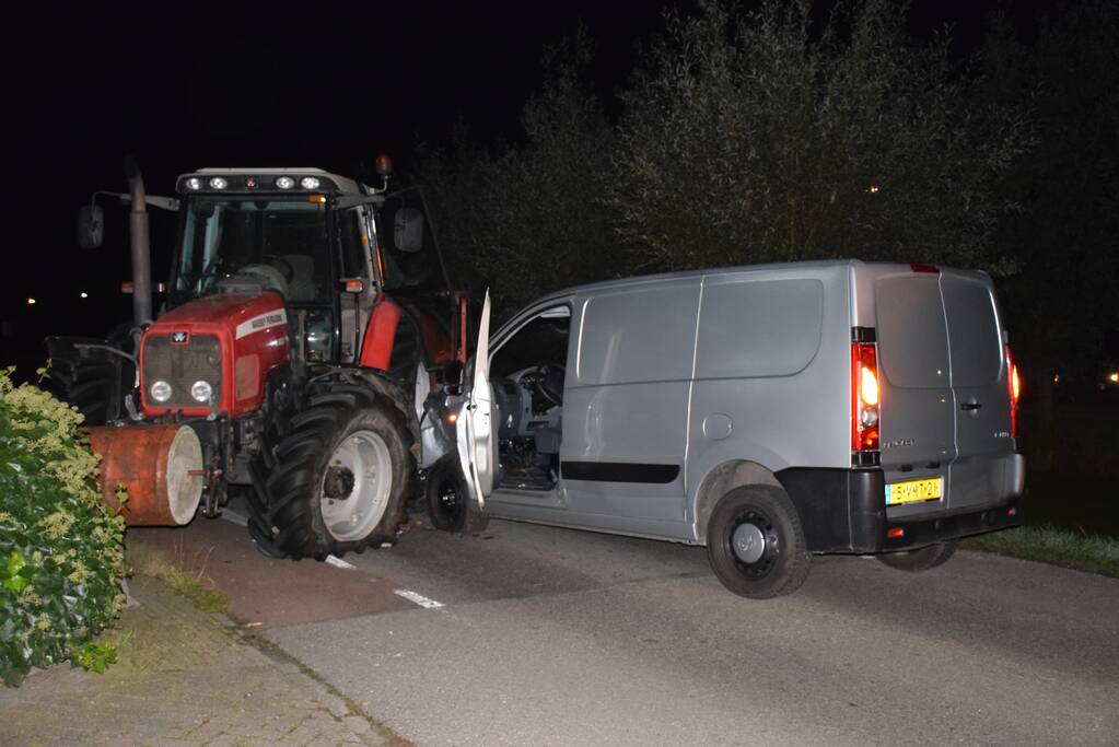 Bestelbus in aanrijding met tractor