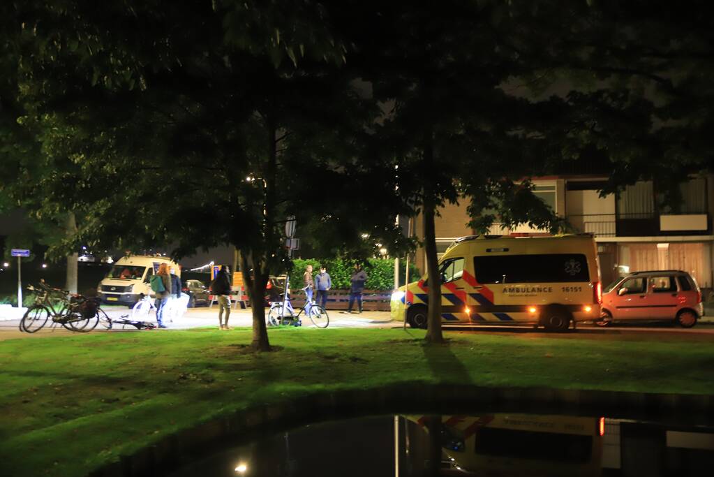 Fietser remt en slaat over de kop