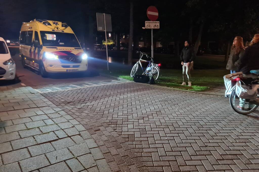 Fietser remt en slaat over de kop