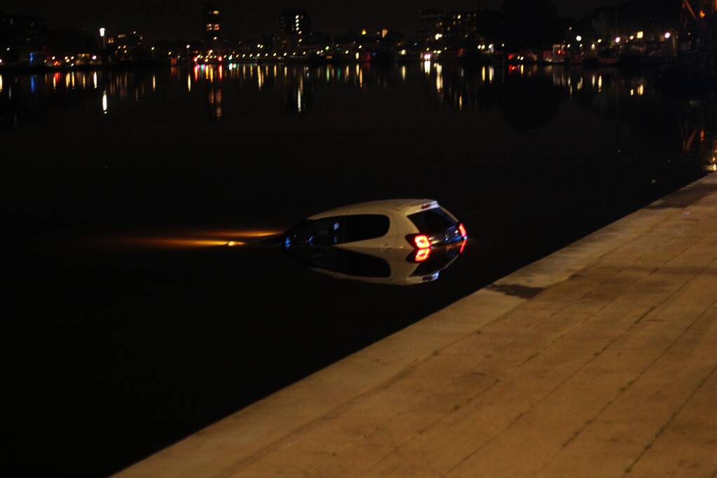 Personenauto rijdt het Spaarne in