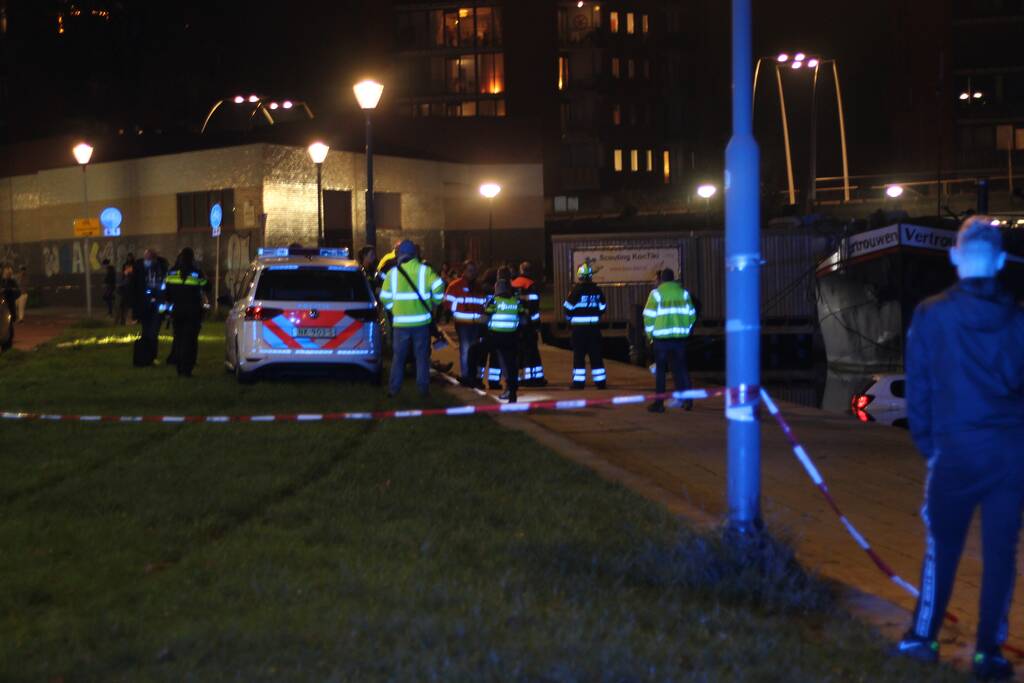 Personenauto rijdt het Spaarne in