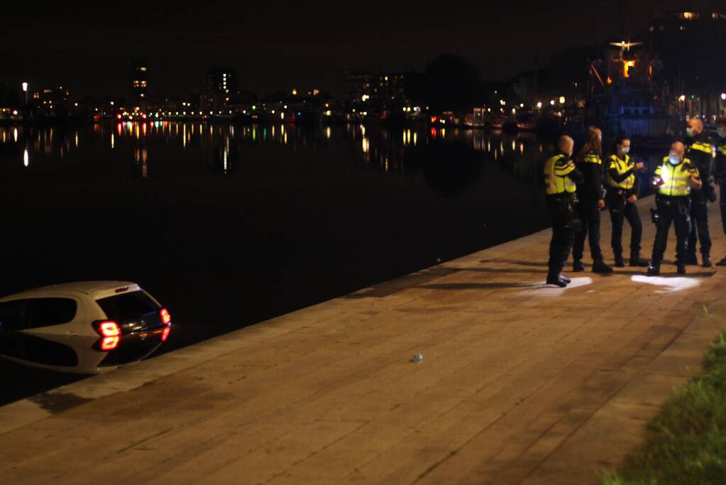 Personenauto rijdt het Spaarne in