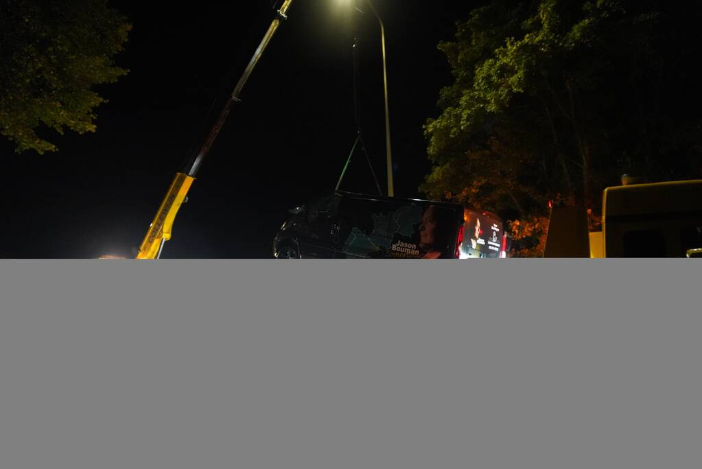 Bestelbus zanger Jason Bouman raakt te water