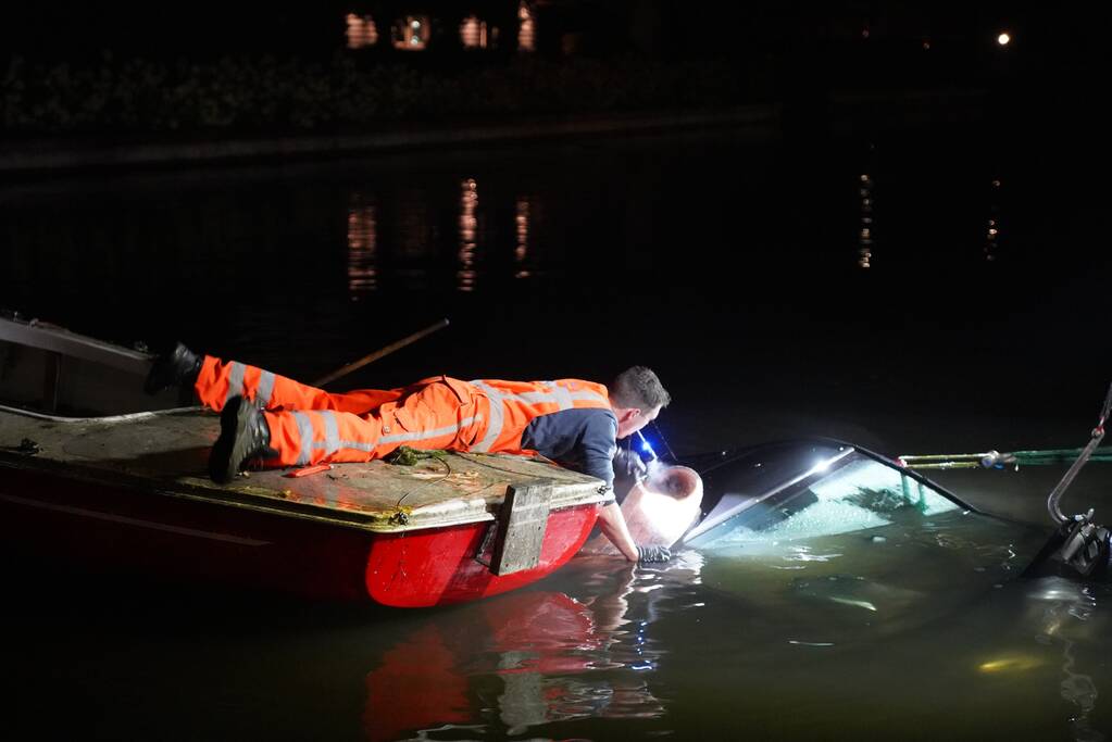 Bestelbus zanger Jason Bouman raakt te water