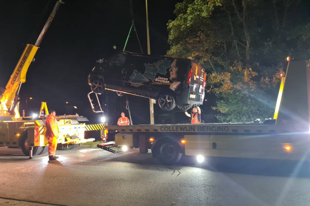 Bestelbus zanger Jason Bouman raakt te water