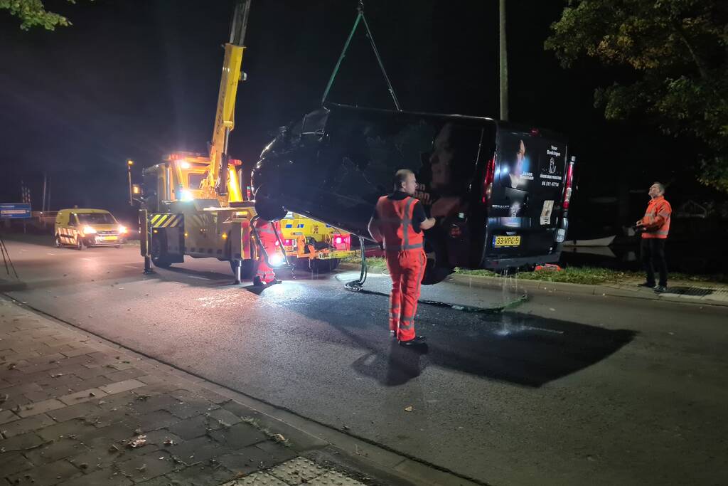 Bestelbus zanger Jason Bouman raakt te water