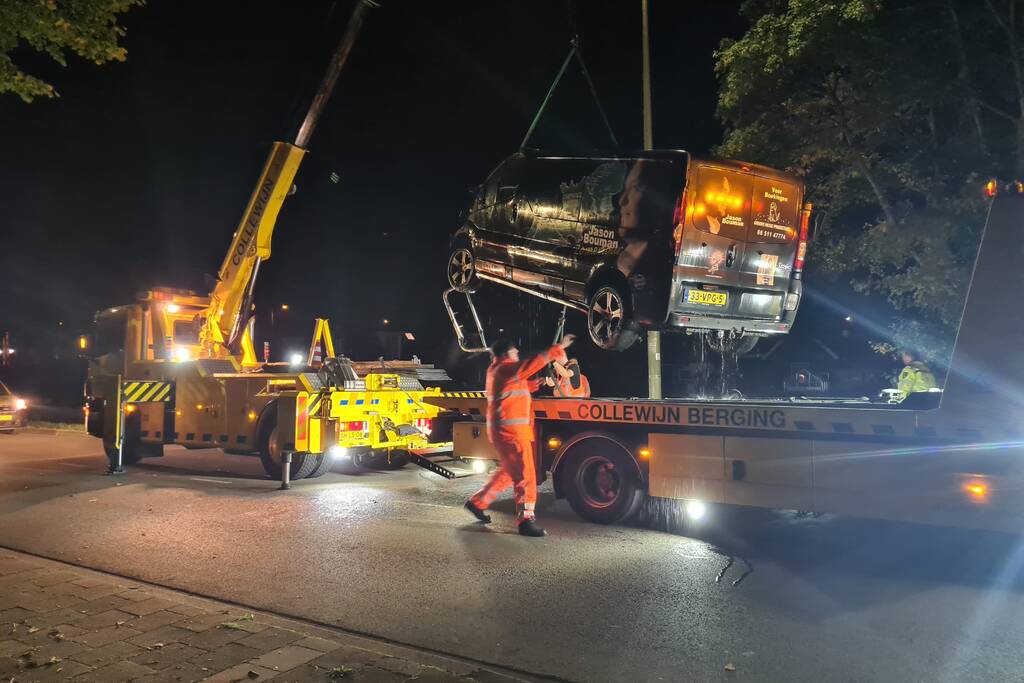 Bestelbus zanger Jason Bouman raakt te water