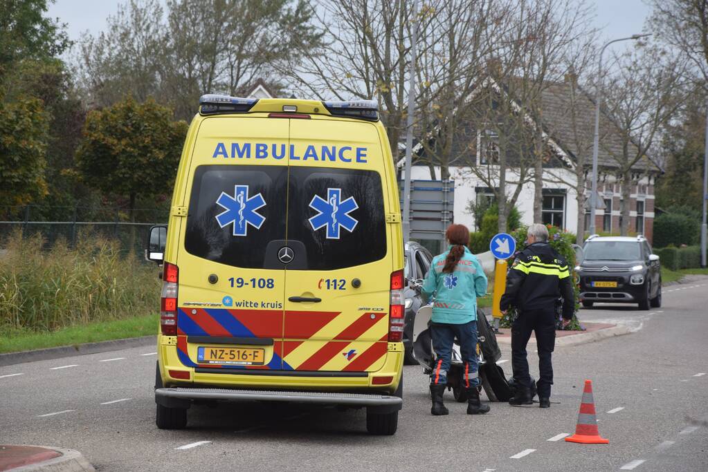 Personenauto ziet scooterrijder over het hoofd