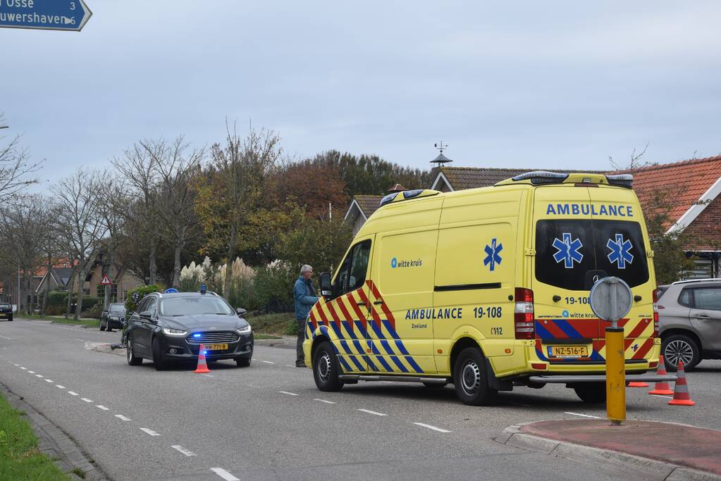 Personenauto ziet scooterrijder over het hoofd