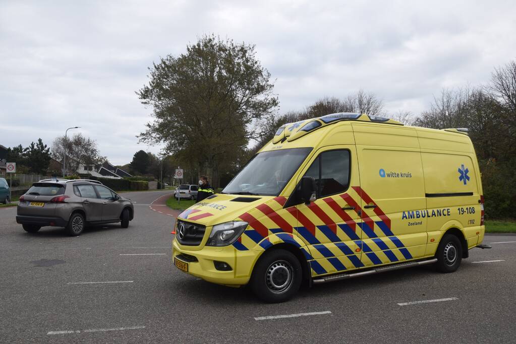 Personenauto ziet scooterrijder over het hoofd