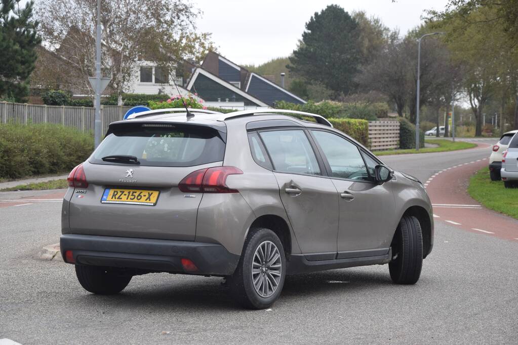 Personenauto ziet scooterrijder over het hoofd