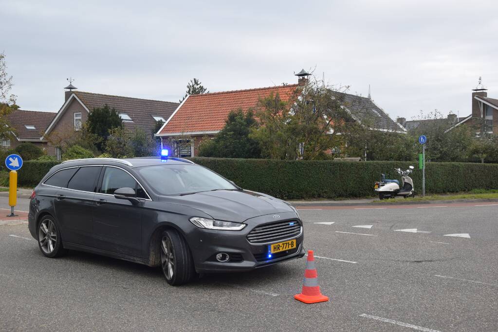 Personenauto ziet scooterrijder over het hoofd