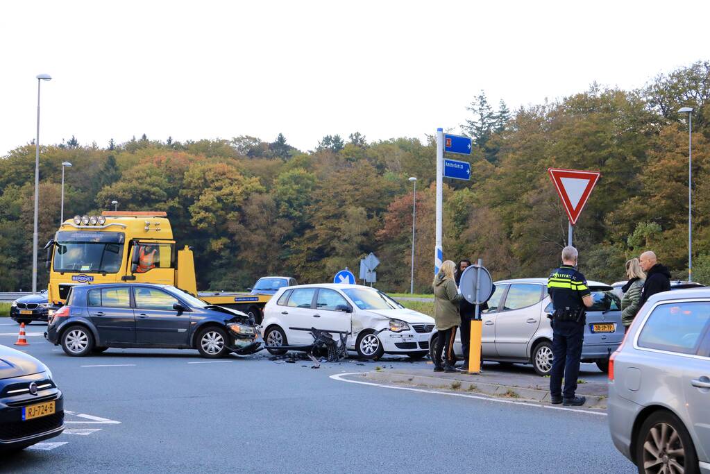 Flinke schade tussen twee voertuigen op kruising