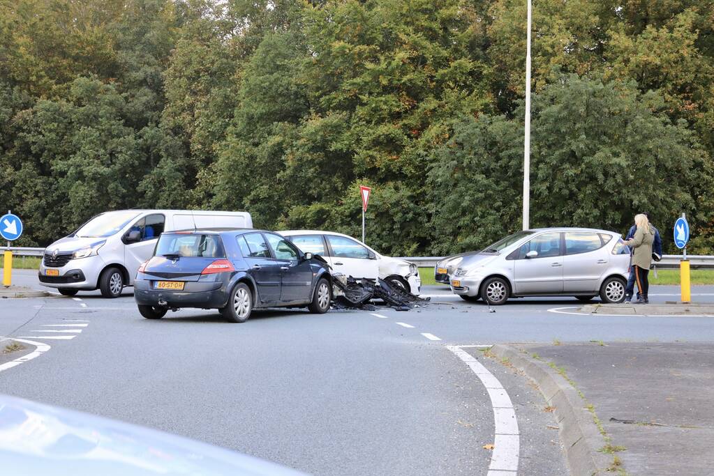 Flinke schade tussen twee voertuigen op kruising