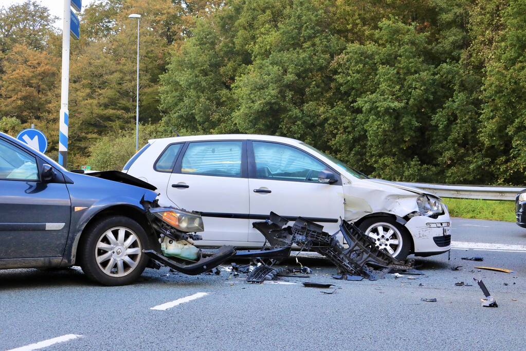Flinke schade tussen twee voertuigen op kruising