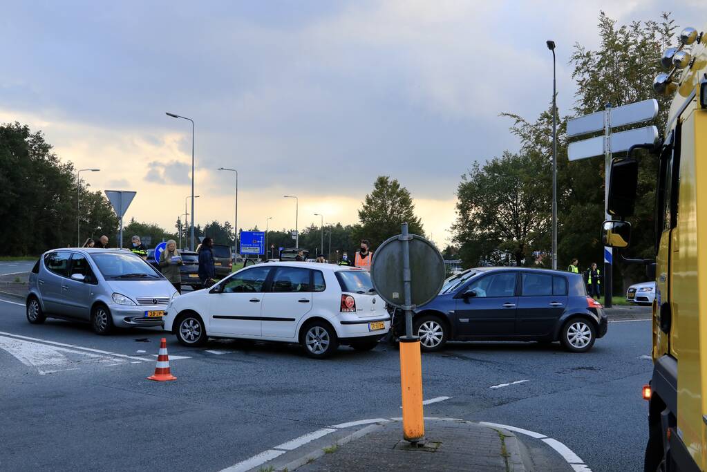 Flinke schade tussen twee voertuigen op kruising