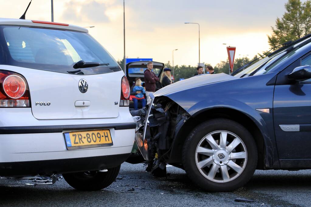 Flinke schade tussen twee voertuigen op kruising