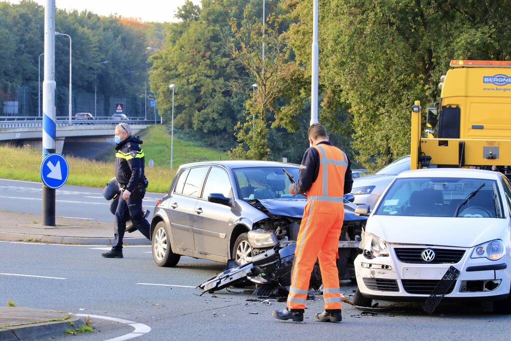 Flinke schade tussen twee voertuigen op kruising