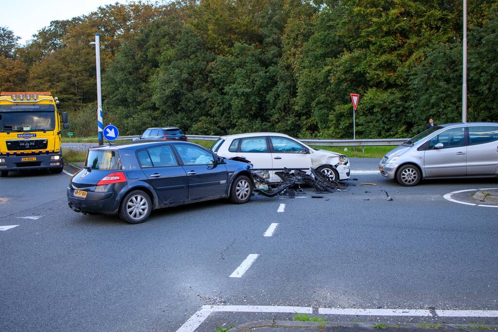 Flinke schade tussen twee voertuigen op kruising