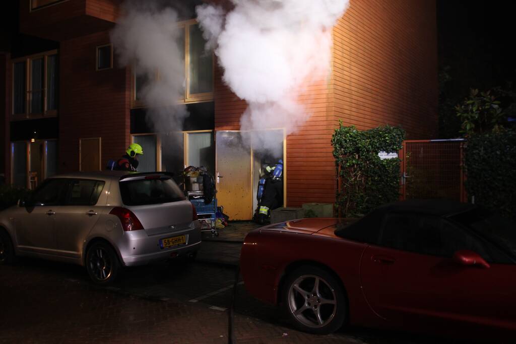 Veel rook bij brand in woning