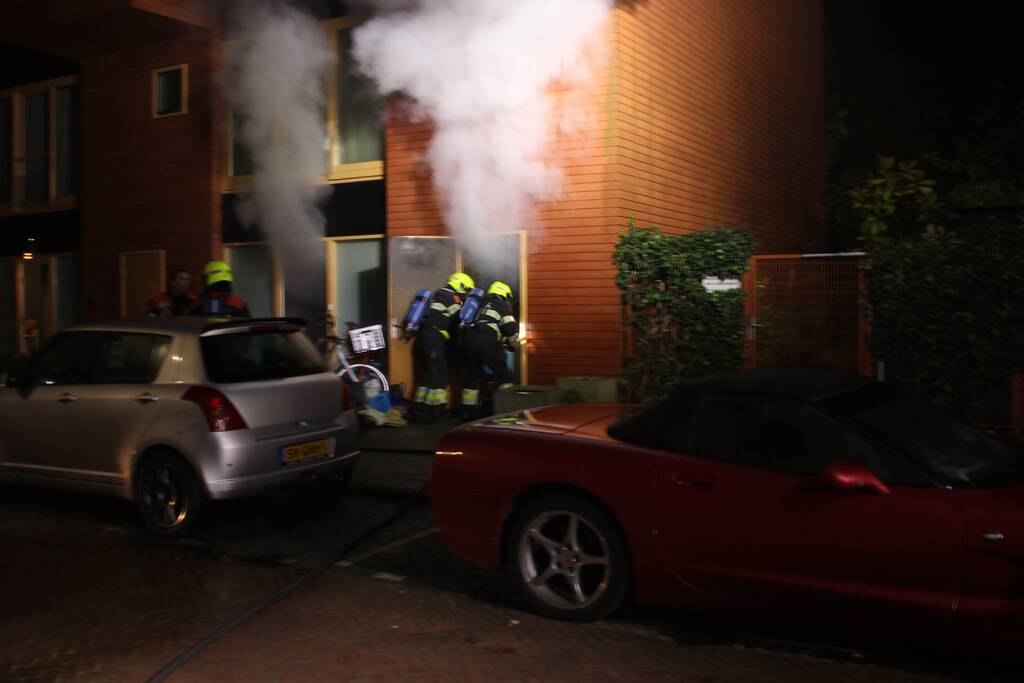 Veel rook bij brand in woning