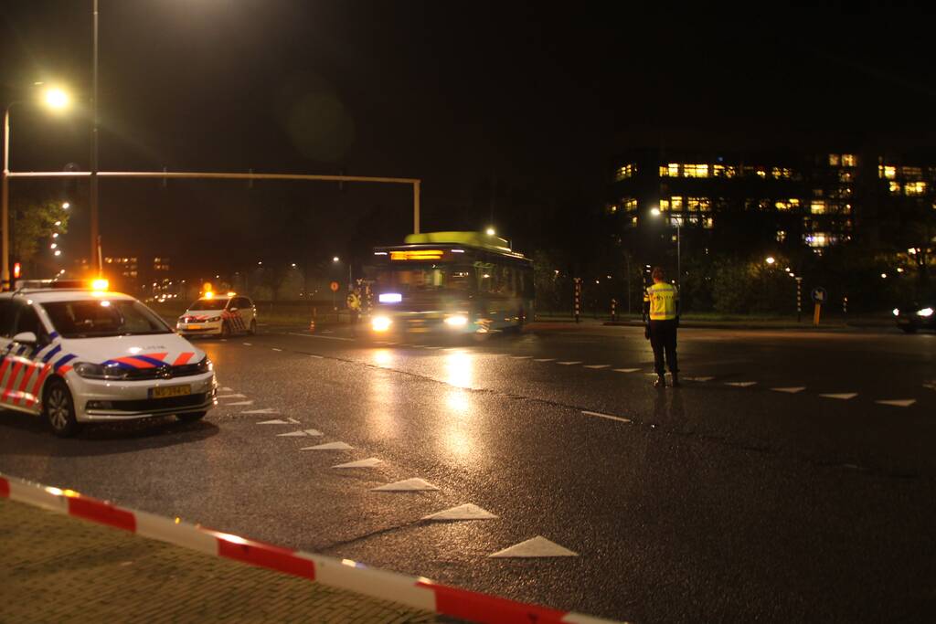 Auto belandt op zijn kant