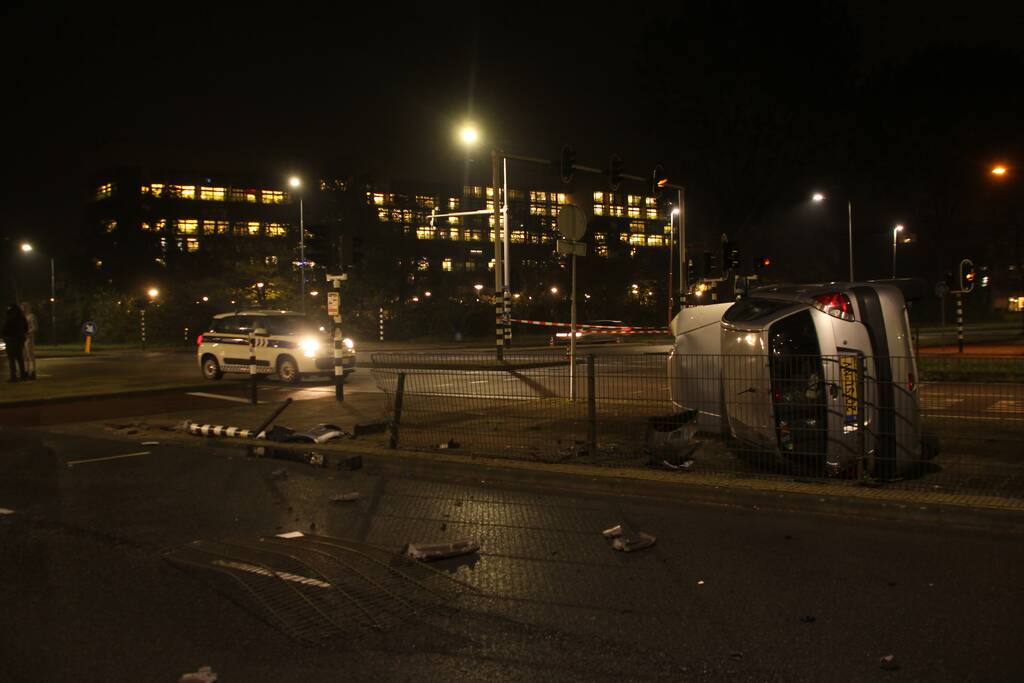 Auto belandt op zijn kant