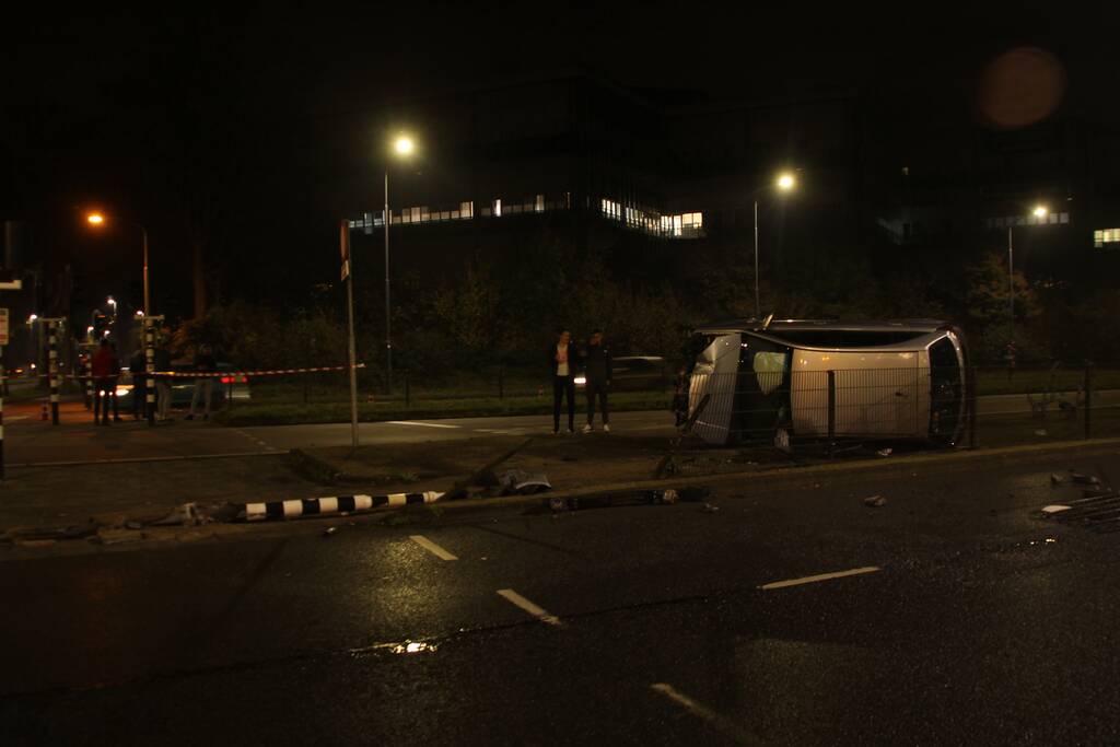 Auto belandt op zijn kant