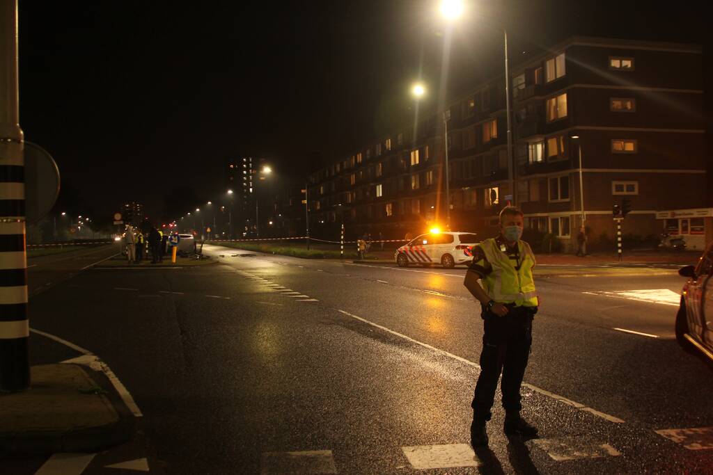 Auto belandt op zijn kant