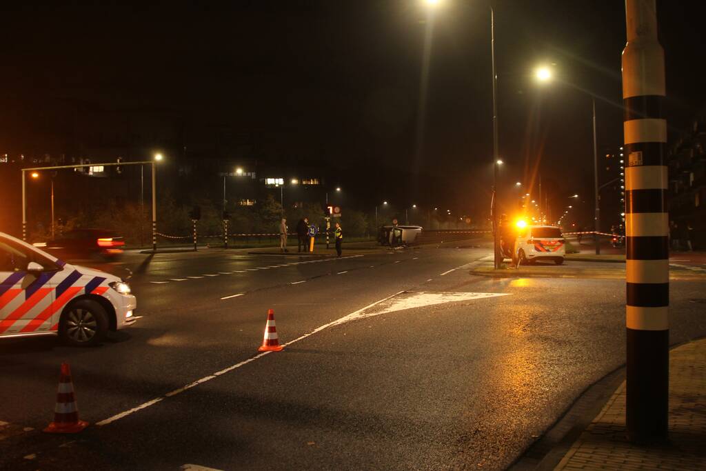 Auto belandt op zijn kant