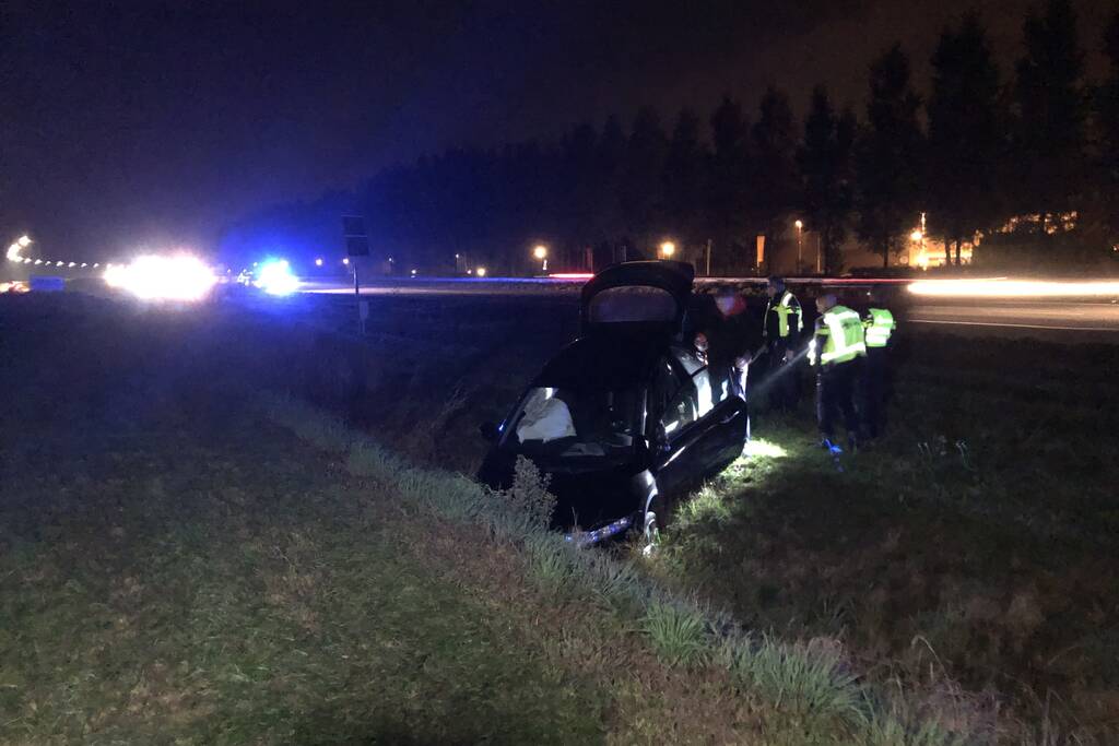 Auto raakt van de weg en belandt in sloot