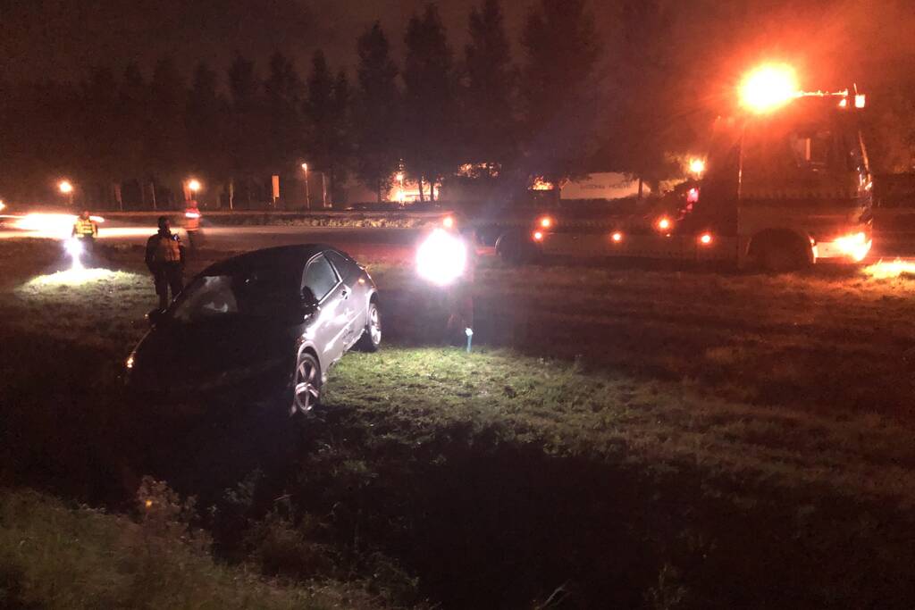 Auto raakt van de weg en belandt in sloot