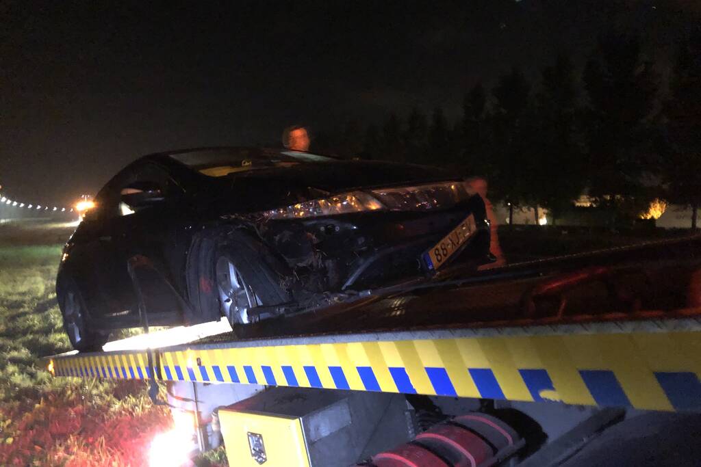 Auto raakt van de weg en belandt in sloot