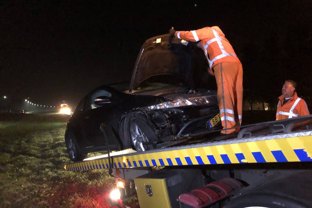 Auto raakt van de weg en belandt in sloot