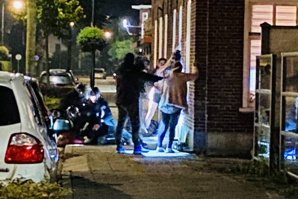 Arrestatieteam valt woning binnen