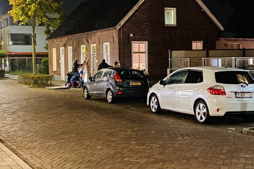 Arrestatieteam valt woning binnen