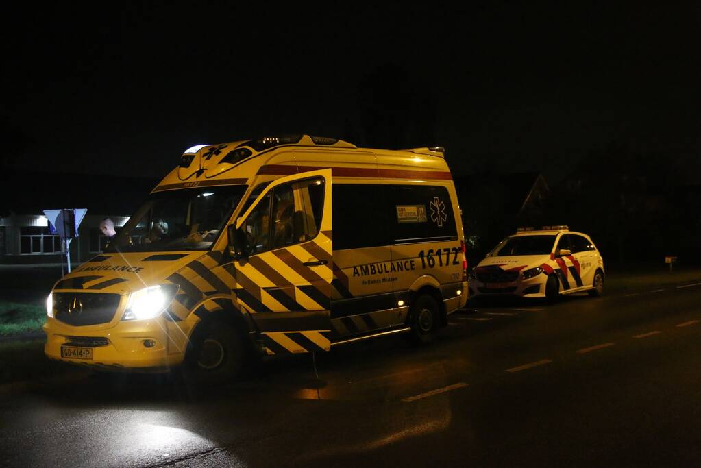 Scooterrijder rijdt sloot in