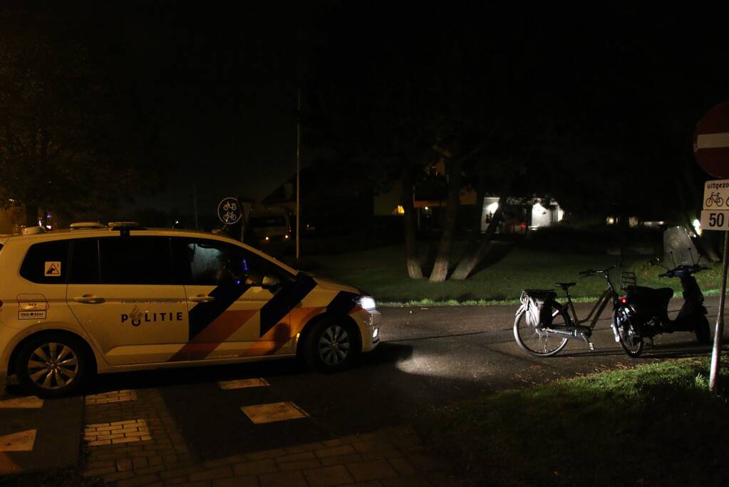 Scooterrijder rijdt sloot in