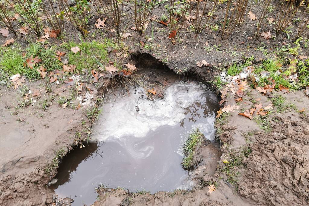 Straat onder water door gesprongen waterleiding