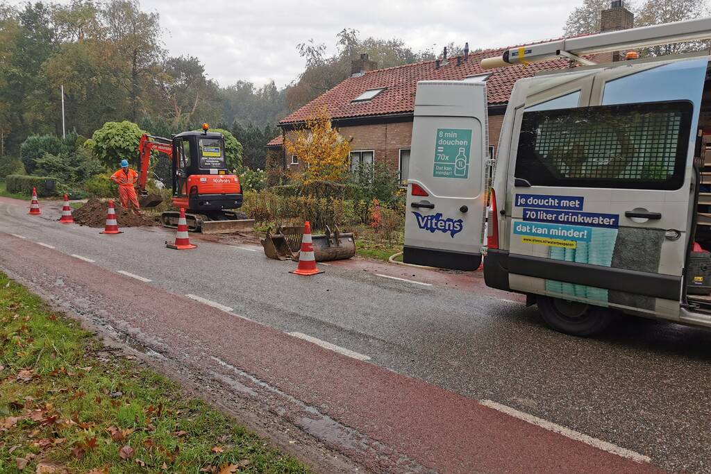 Straat onder water door gesprongen waterleiding