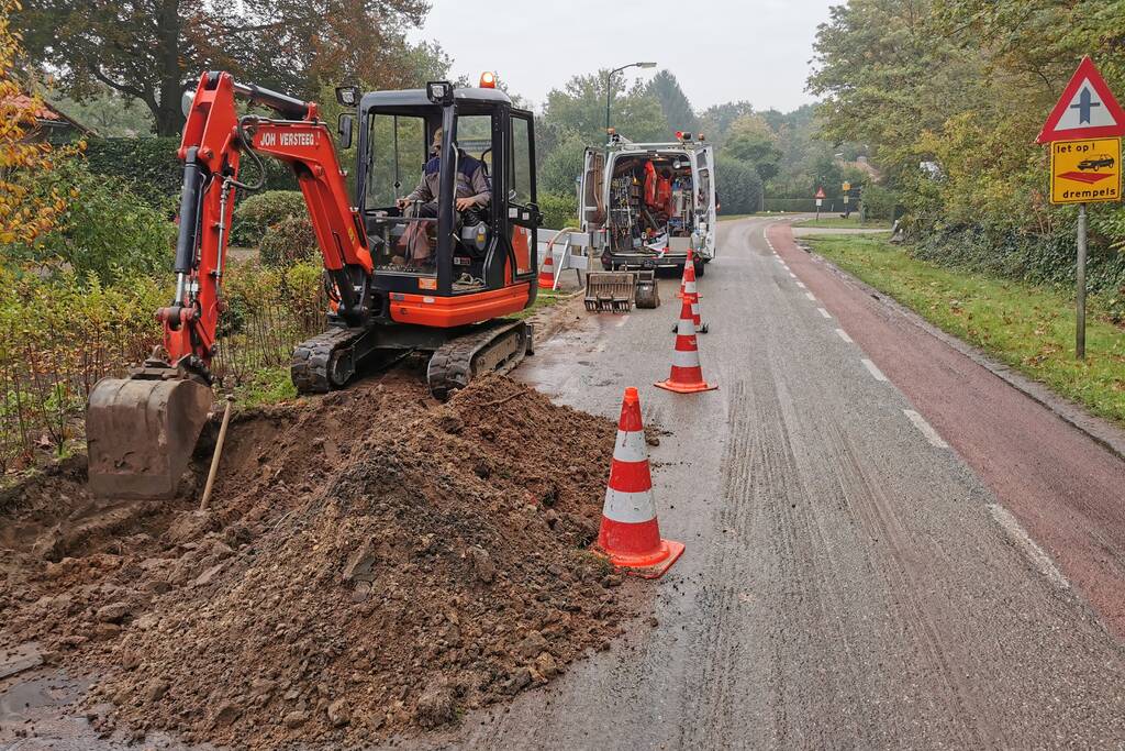 Straat onder water door gesprongen waterleiding