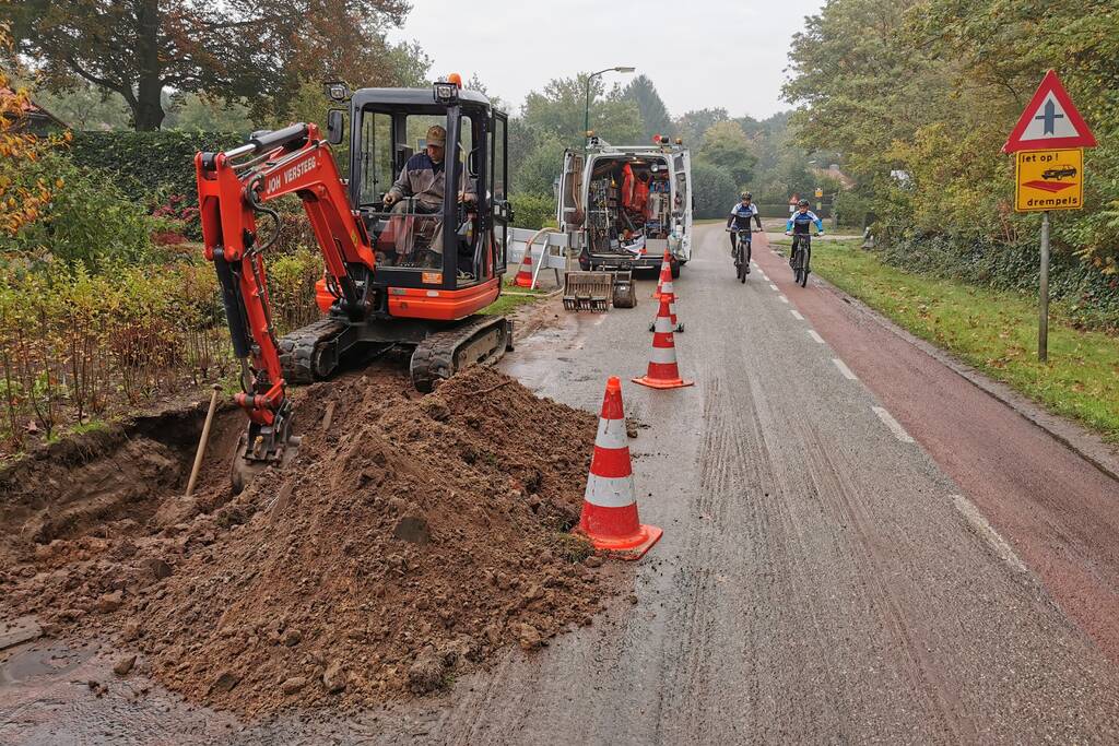 Straat onder water door gesprongen waterleiding